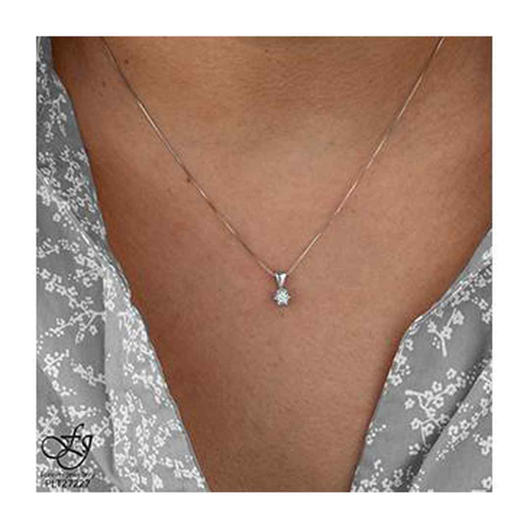 10K White Gold Diamond (0.05 ct. T.W.) Flower Necklace